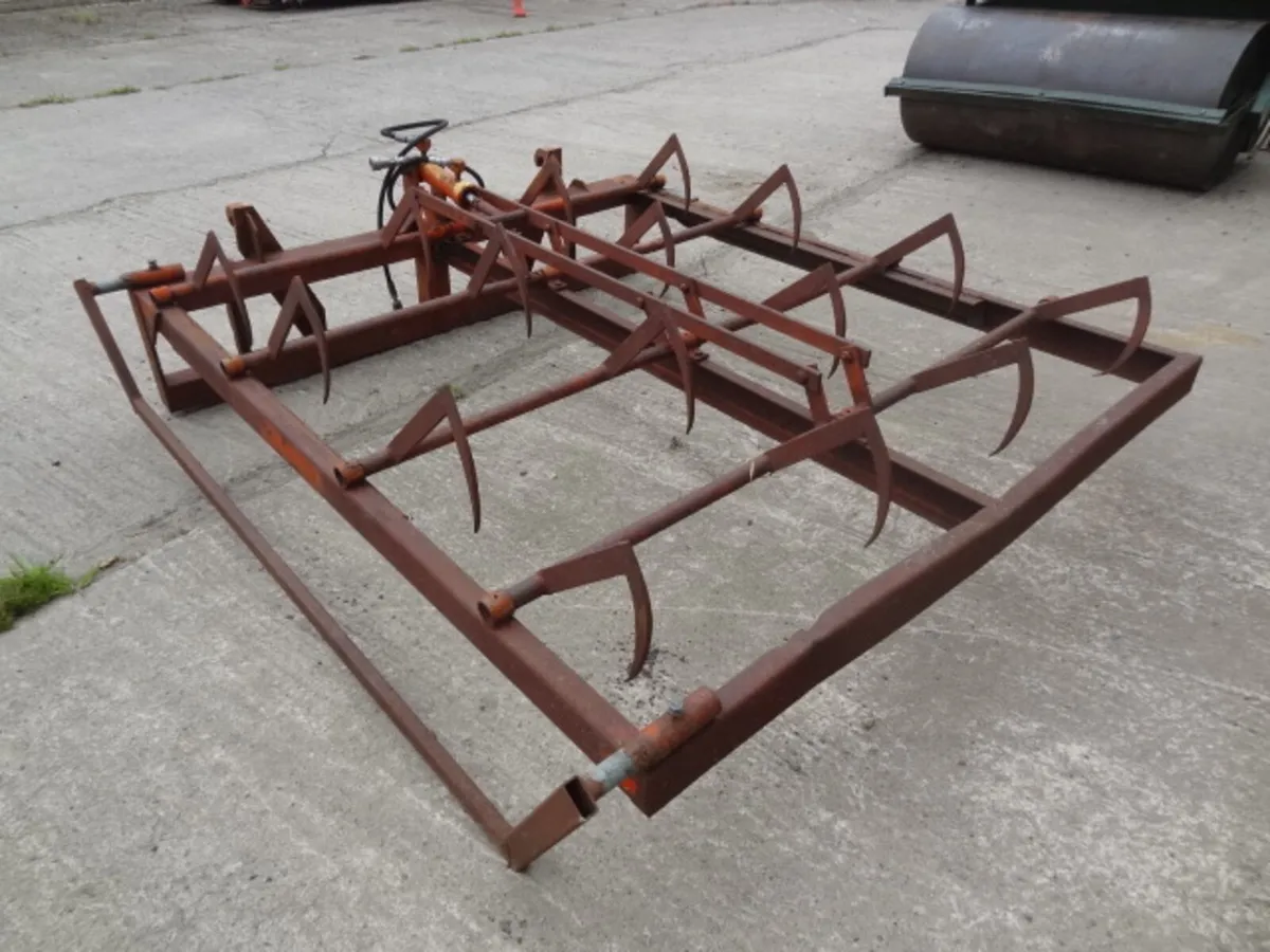 Flat 8 Bale Grab - Image 1