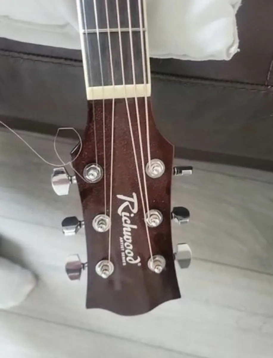 Acoustic guitar - Image 1