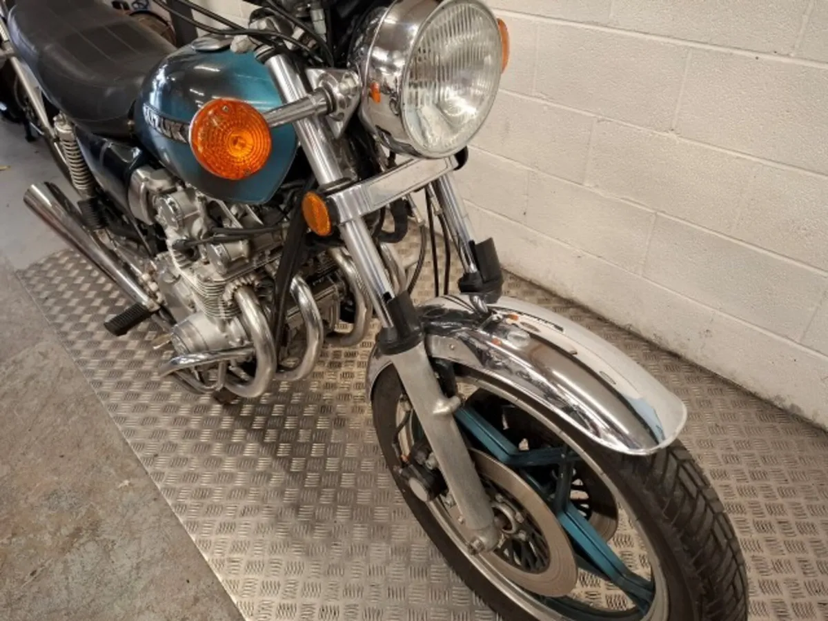 Suzuki GS550  1982 - Image 2
