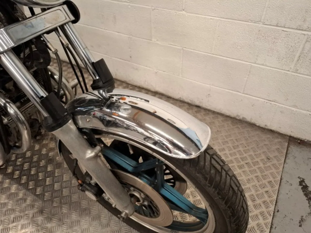 Suzuki GS550  1982 - Image 3