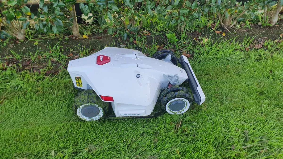 Mammotion Luba 2, 8 Blade Robot Mower Robot Mower - Image 3
