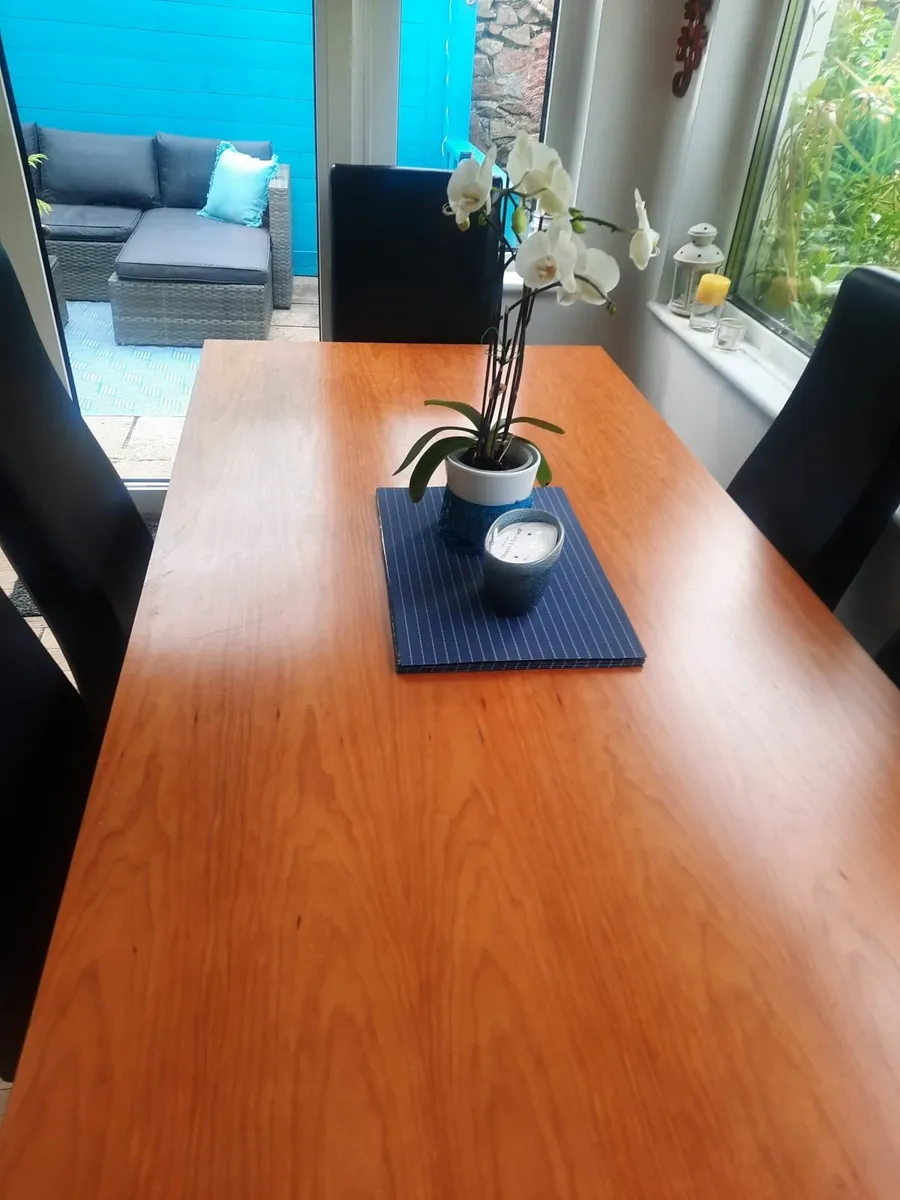Table and chairs - Image 1