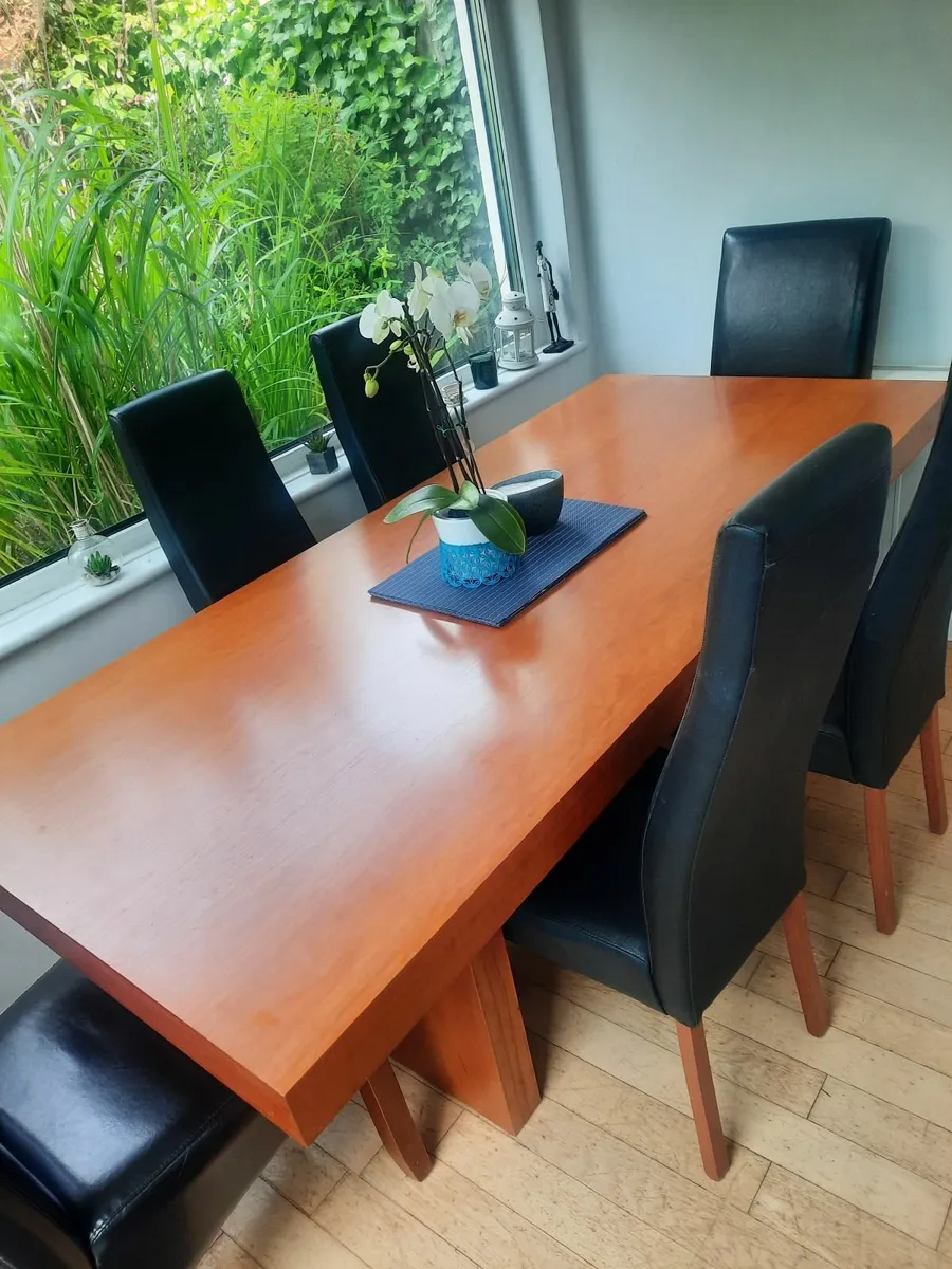 Table and chairs - Image 3
