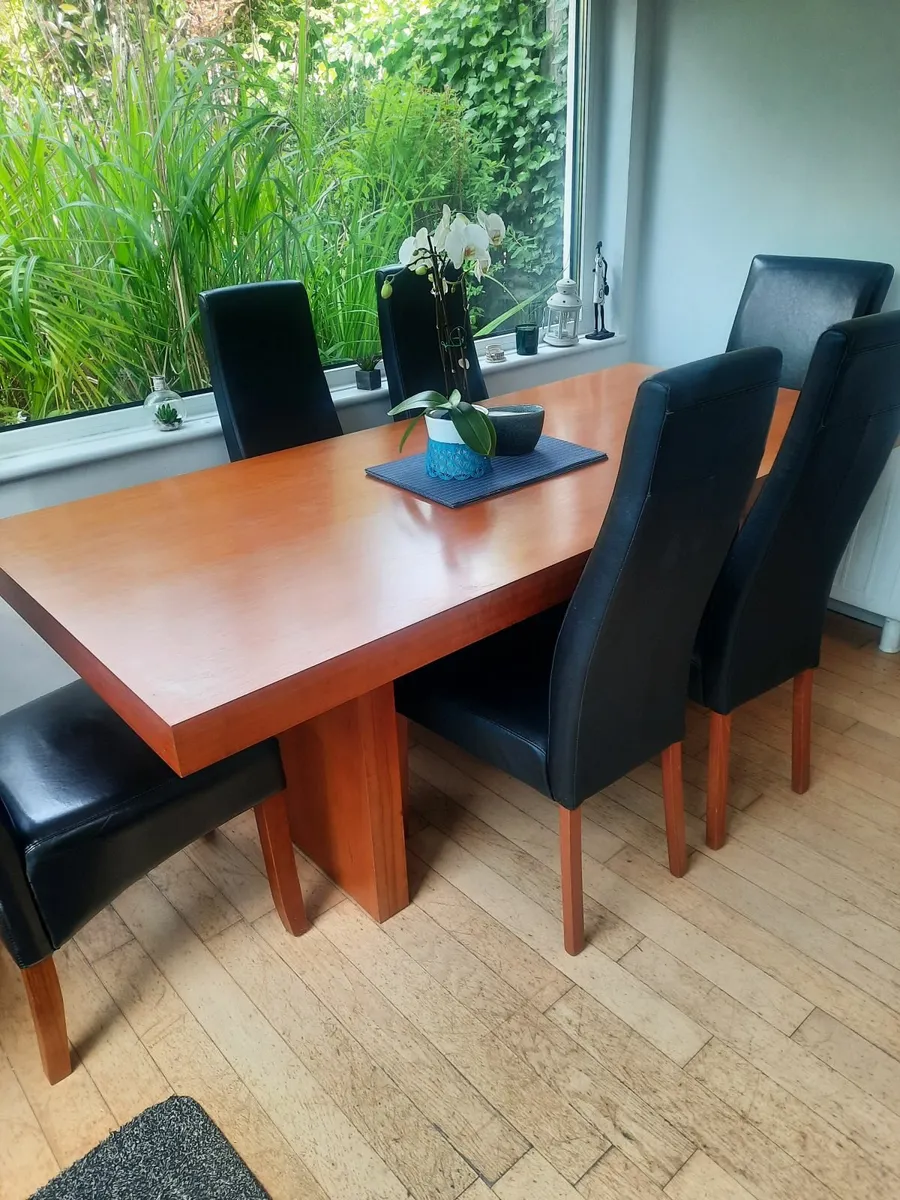 Table and chairs - Image 4