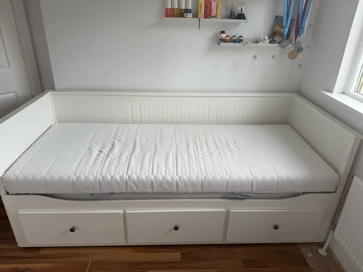Bed - Image 1