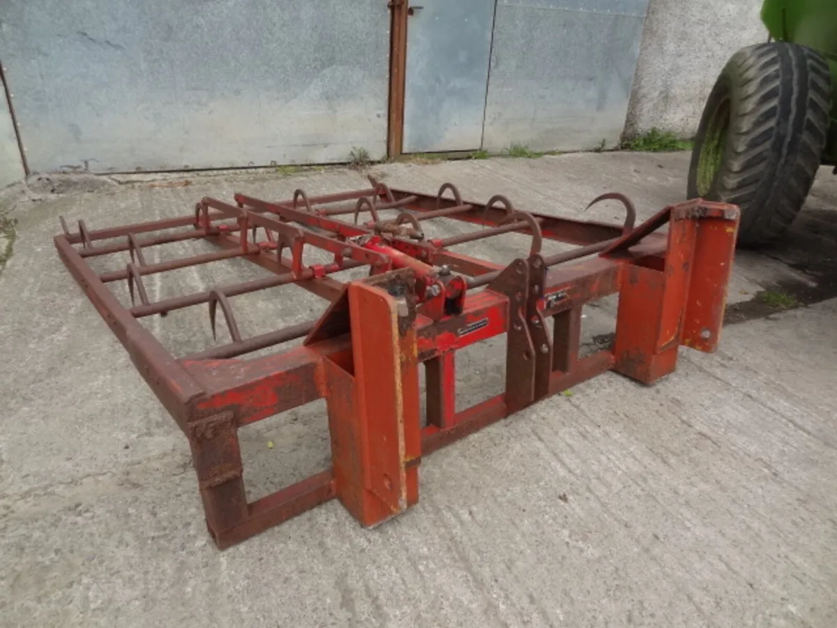 Flat 8 Bale Grab - Image 3