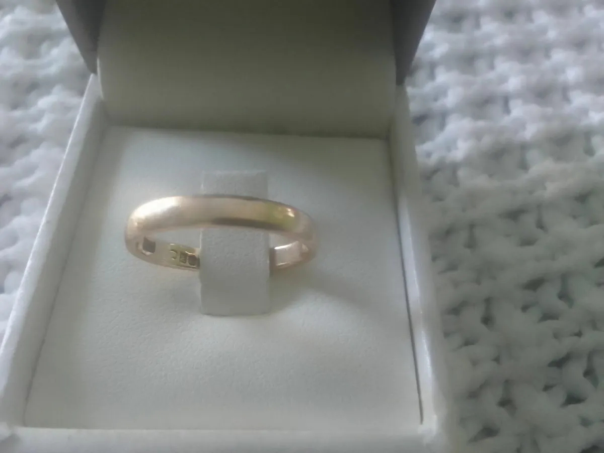 VICTORIAN 9CT YELLOW GOLD BAND RING SIZE N - Image 1