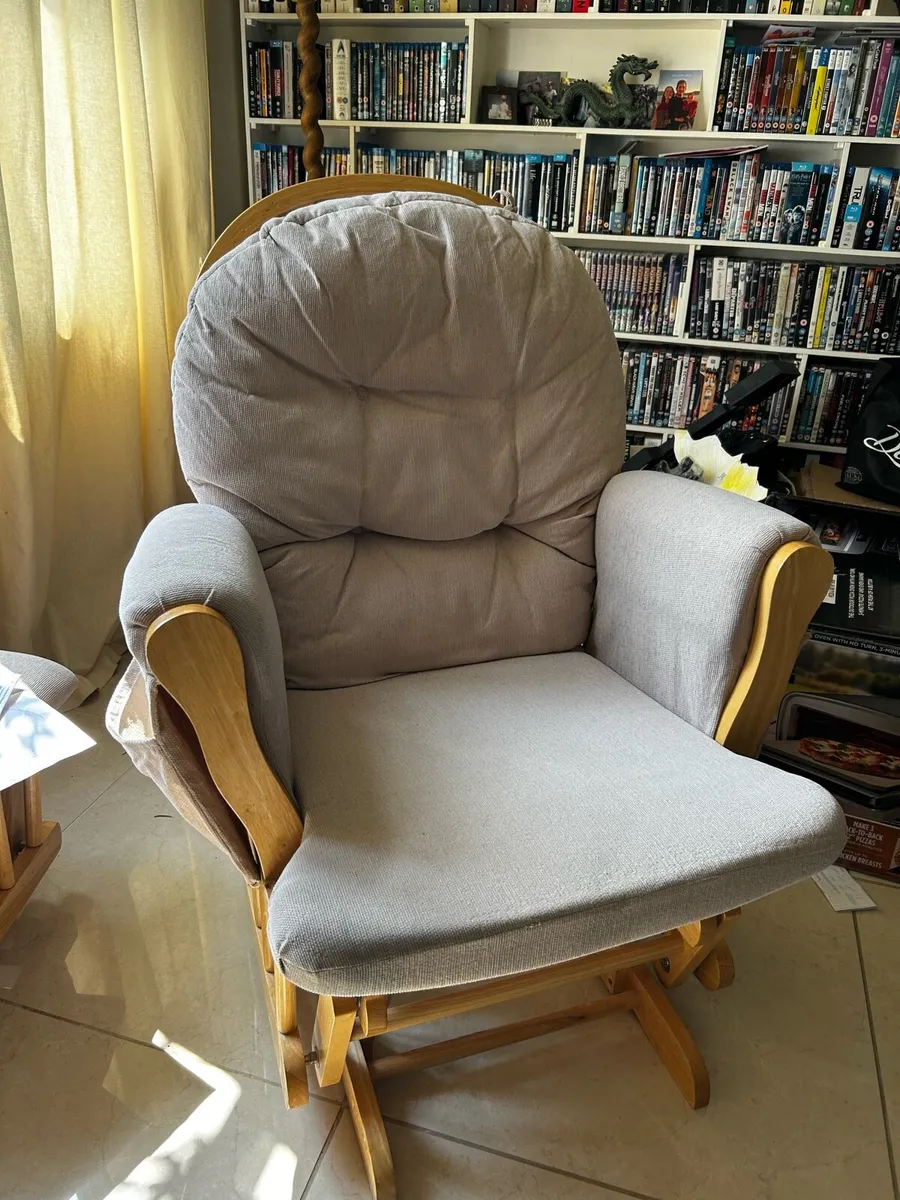 Nursing chair for sale - Image 1