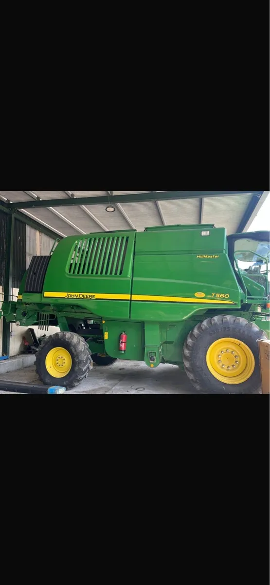 John Deere T560 combine - Image 1