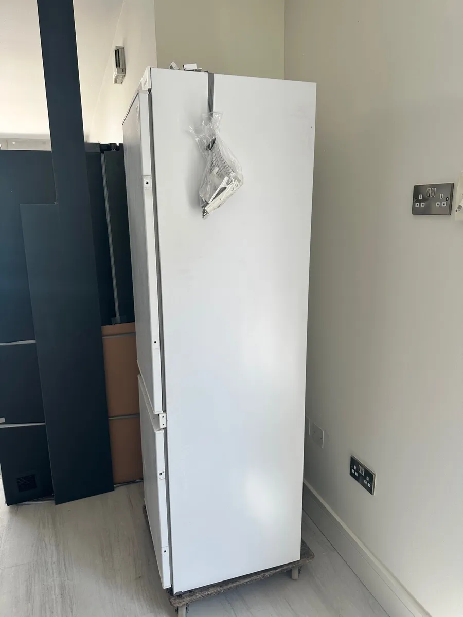 Samsung integrated 70/30 fridge freezer - Image 2