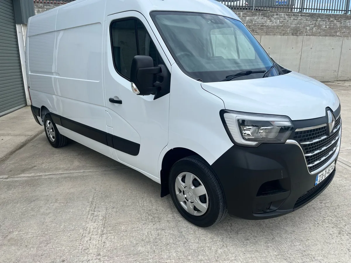 (231) Renault Master MM35 Business Plus 2023 - Image 1
