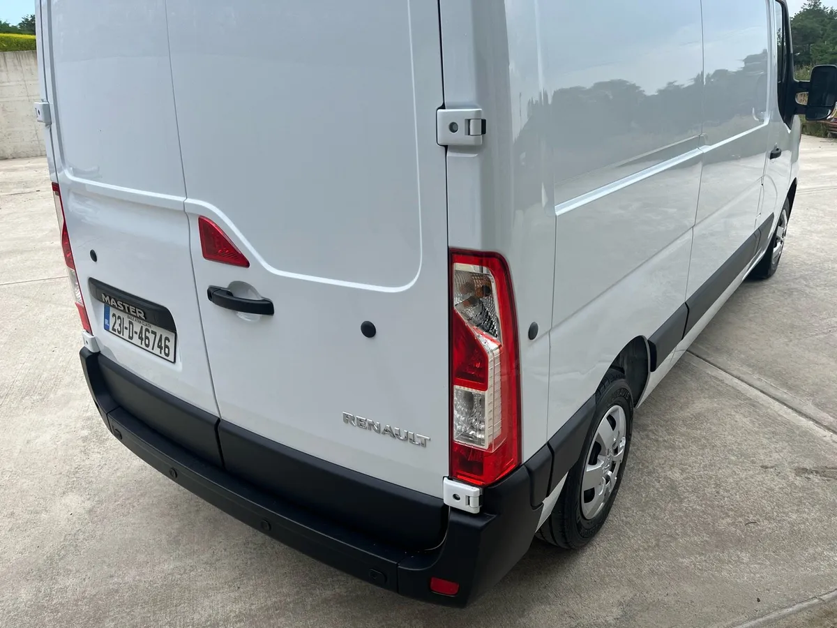 (231) Renault Master MM35 Business Plus 2023 - Image 4