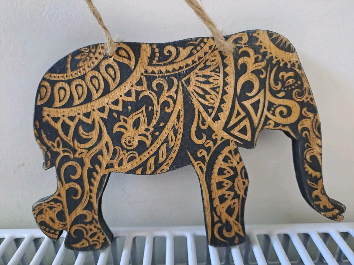 Carved wood Thai elephant - Image 1