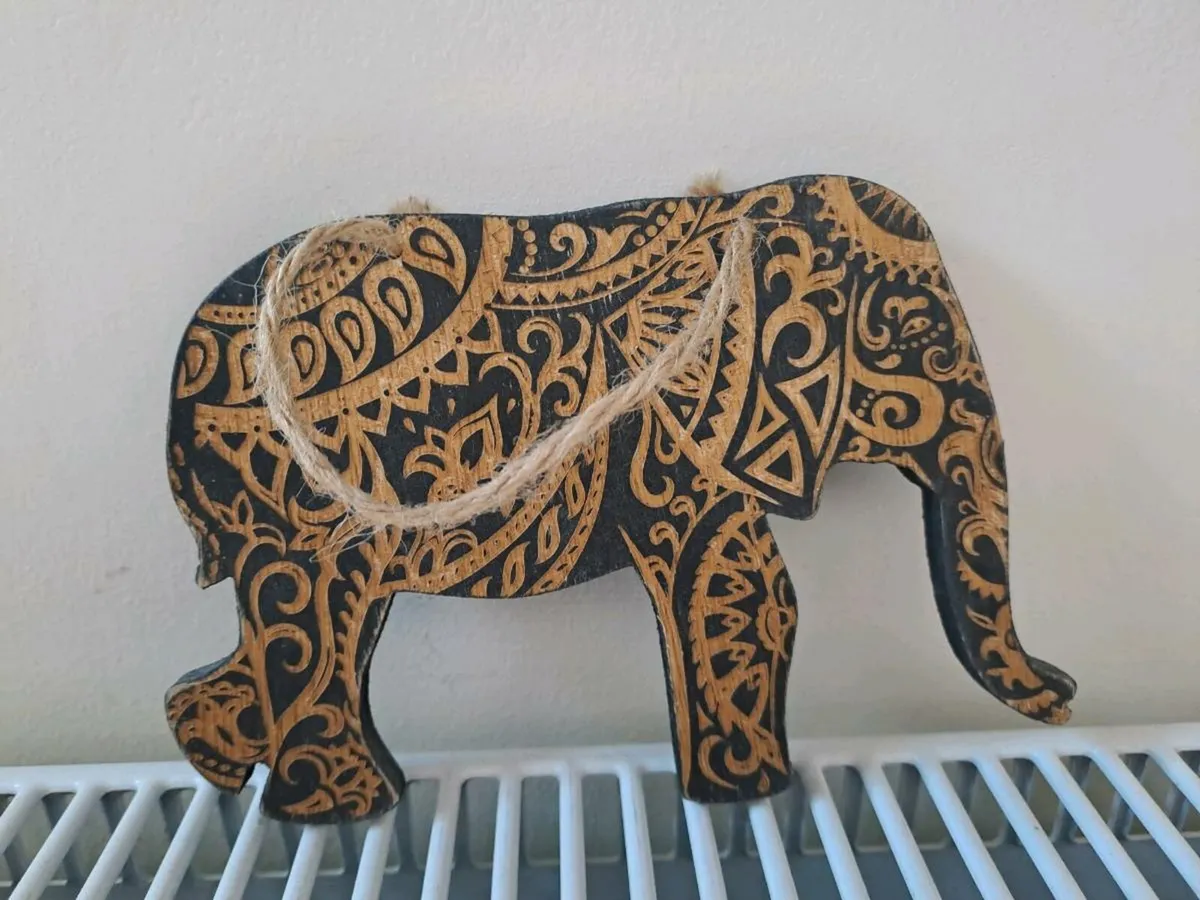 Carved wood Thai elephant - Image 2