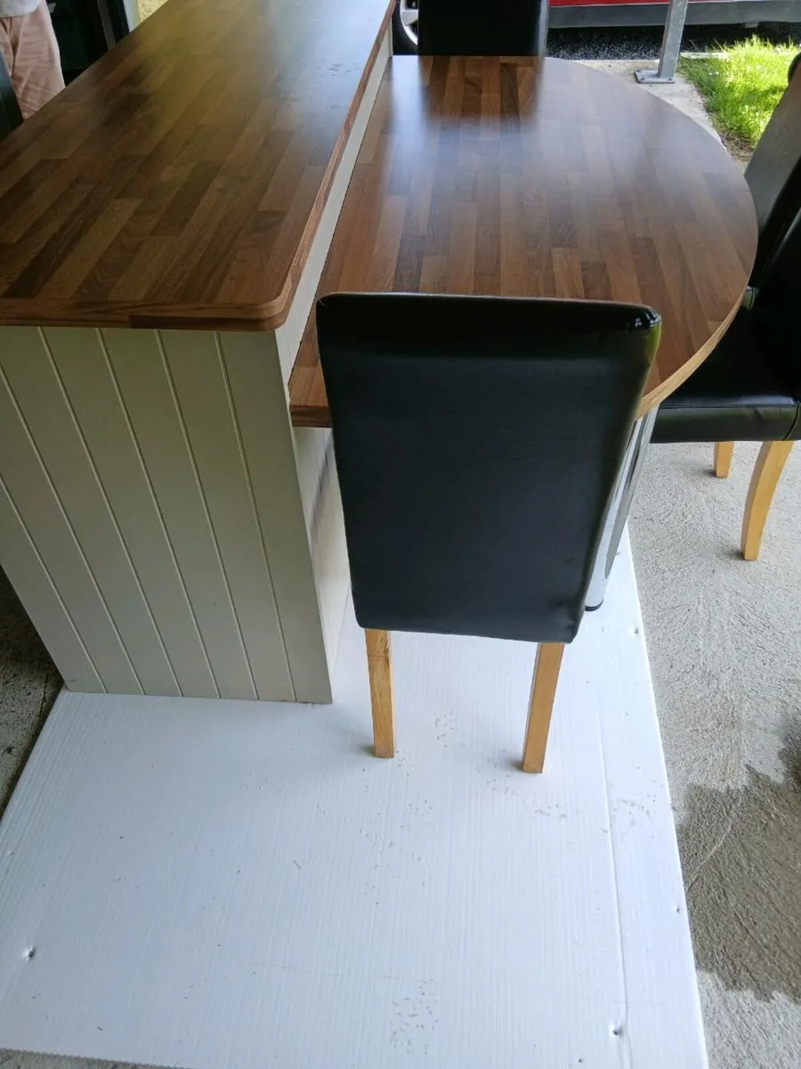 Kichen Island, table and chairs - Image 2