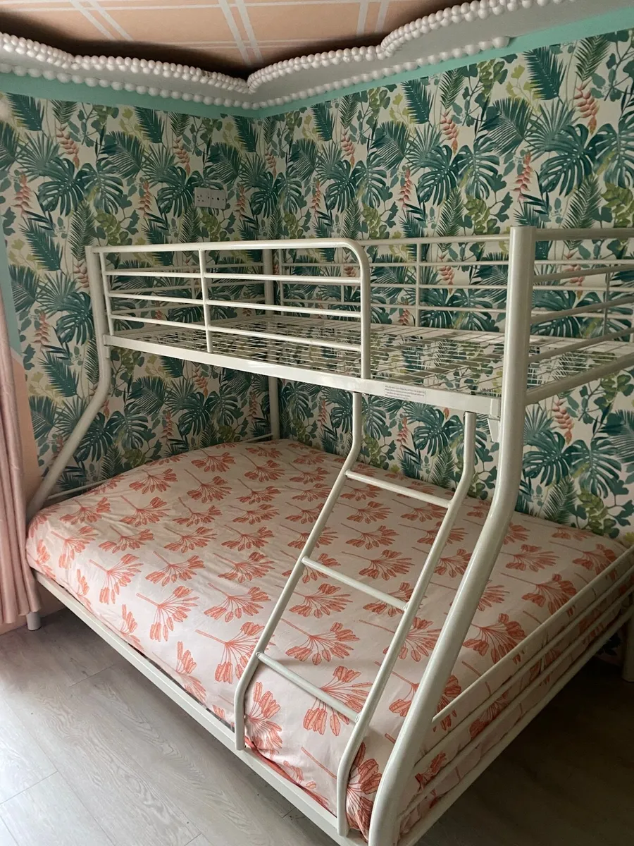 Double and single bunk bed. - Image 1