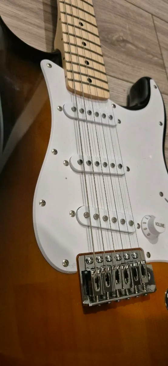 Squier Sonic Stratocaster with case included - Image 2