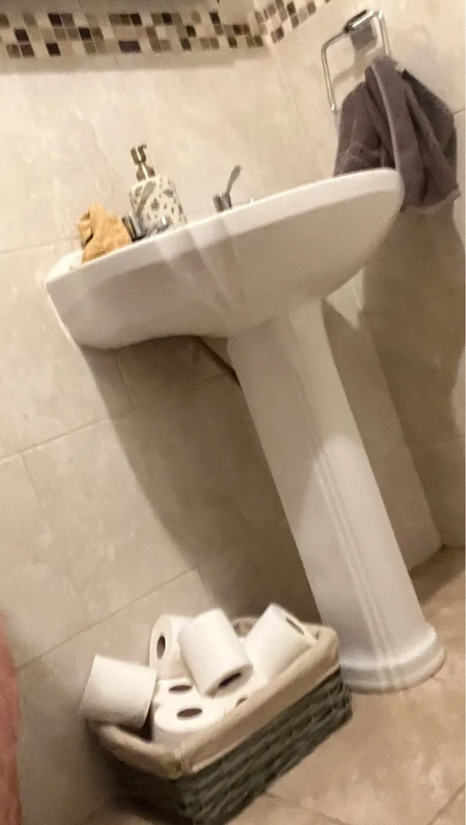 Bathroom sink - Image 1