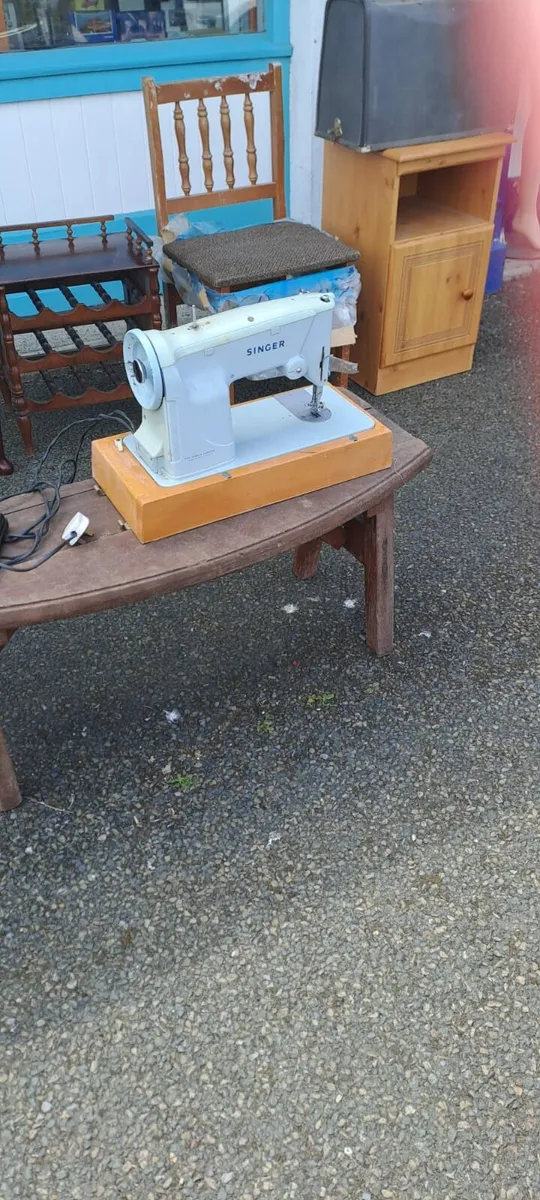 Vintage Singer Sewing Machine - Image 2