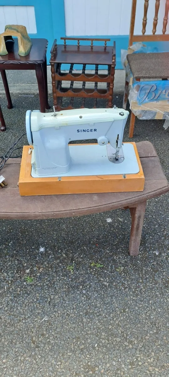 Vintage Singer Sewing Machine - Image 4