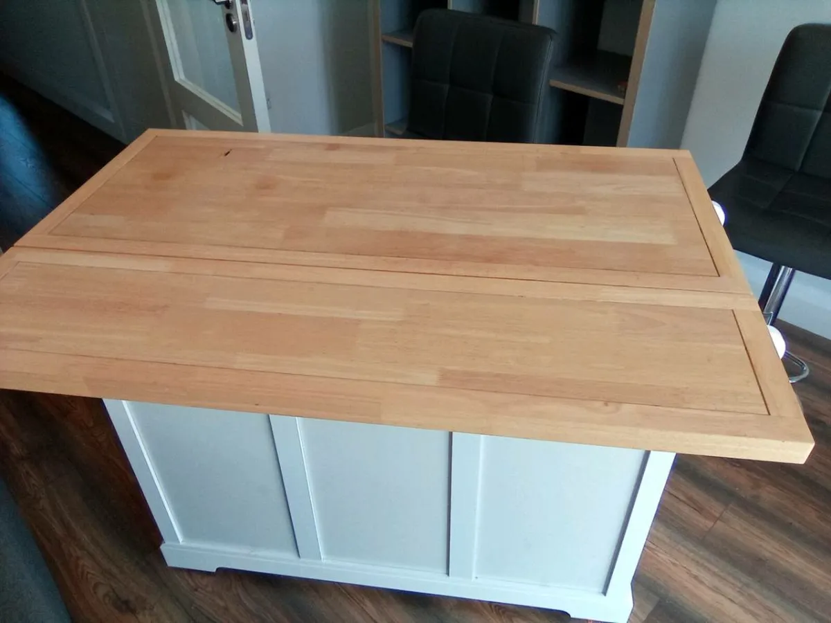 Kitchen island - Image 1