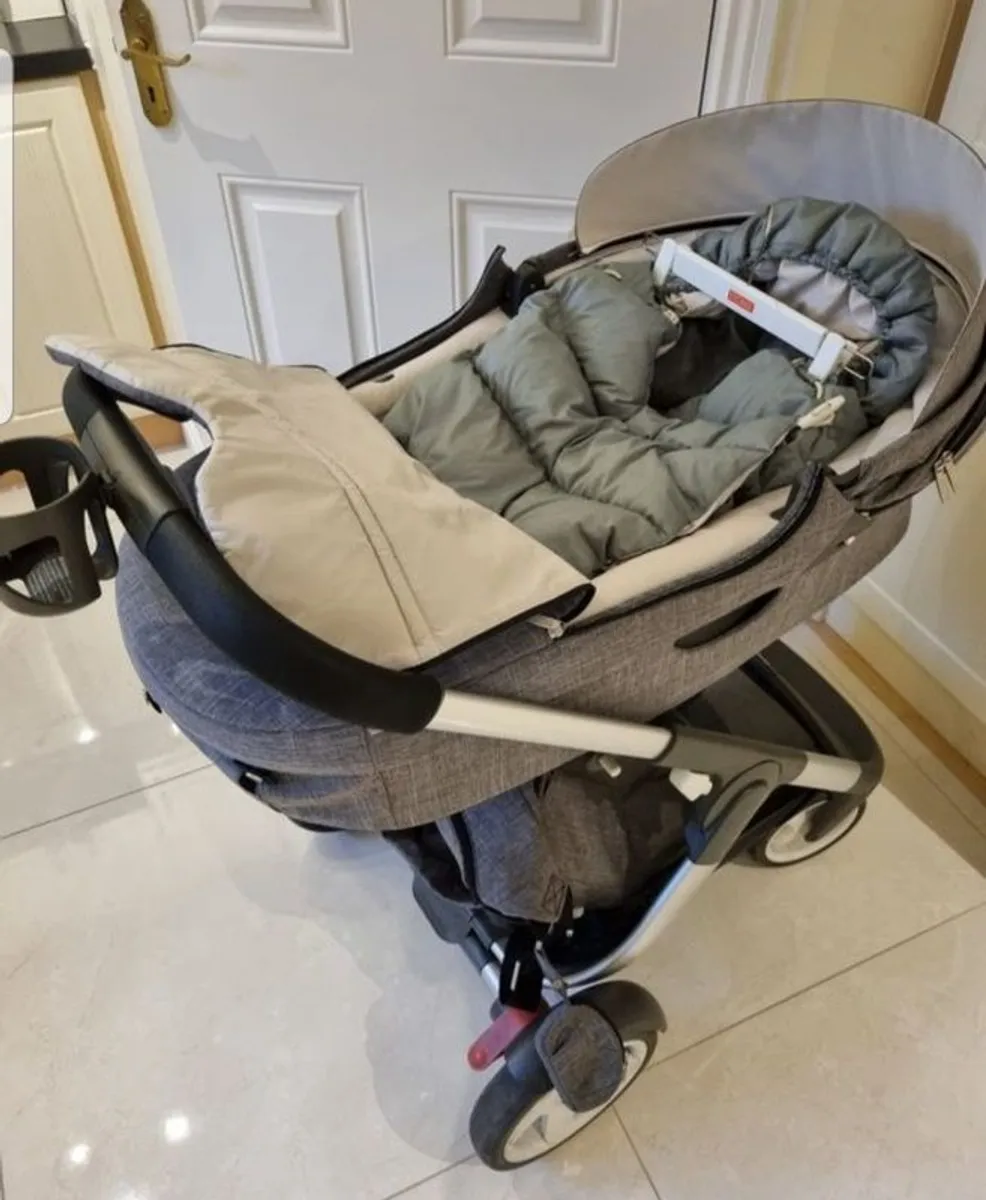 Stokke carrycot & stroller plus extras - Image 4