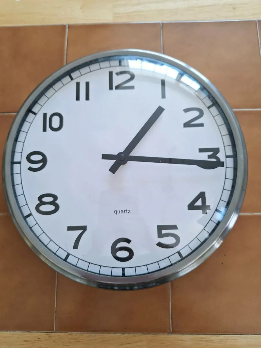 Quartz metal wall clock - Image 1