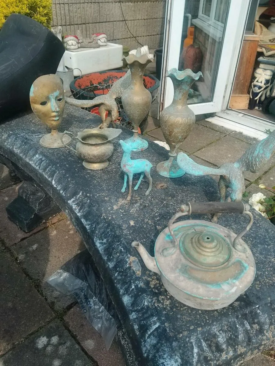 Collection of brass ornaments - Image 3