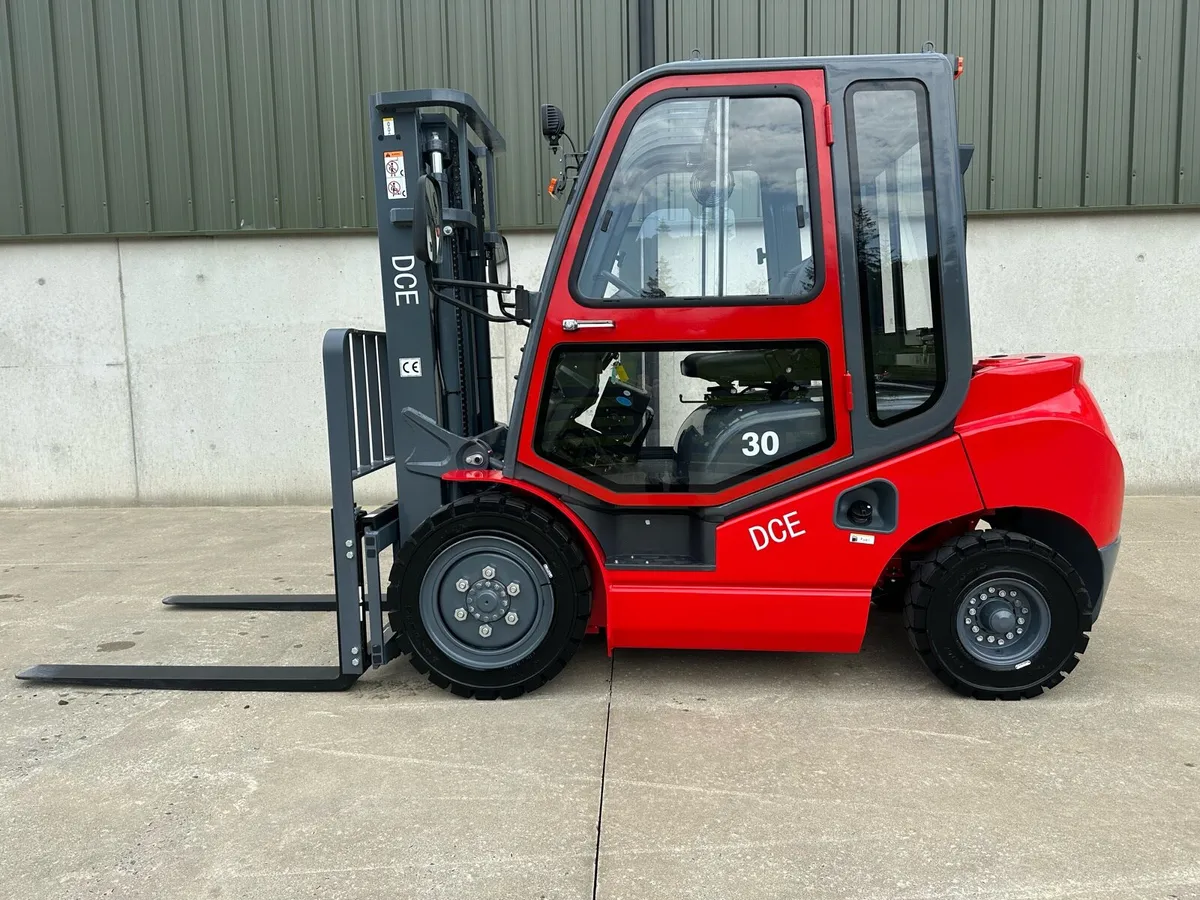 New unused 3 ton DCE forklift - Image 1