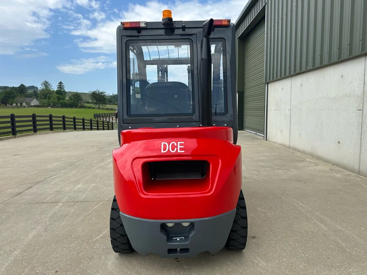 New unused 3 ton DCE forklift - Image 3