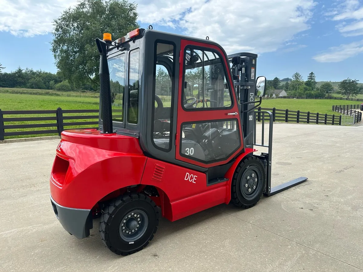 New unused 3 ton DCE forklift - Image 4