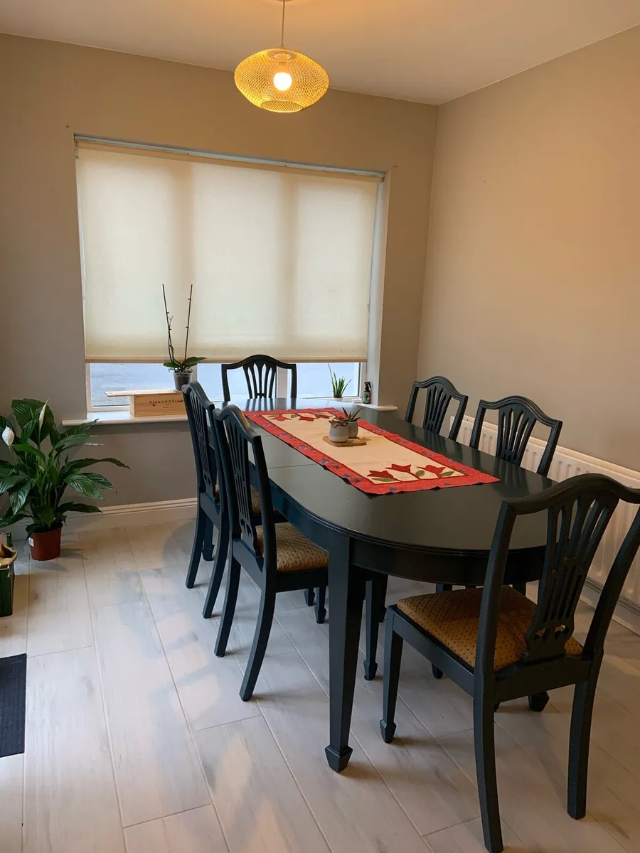 Mahogany dining table and 6 chairs - Image 3