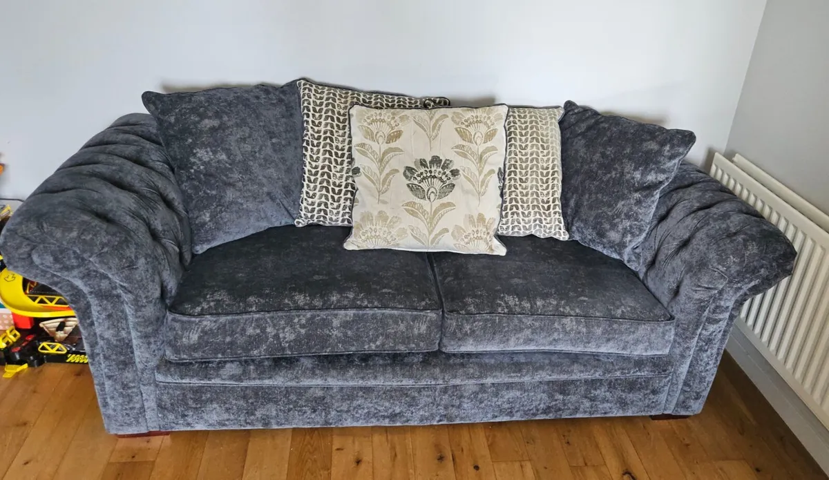 Stunning 3, 2 & 1.5 Sofa Set - Image 2