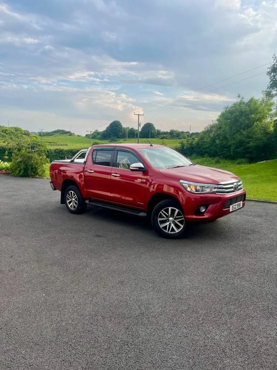2017 TOYOTA HILUX 2.4 D-4D INVINCIBLE - AUTOMATIC! - Image 1