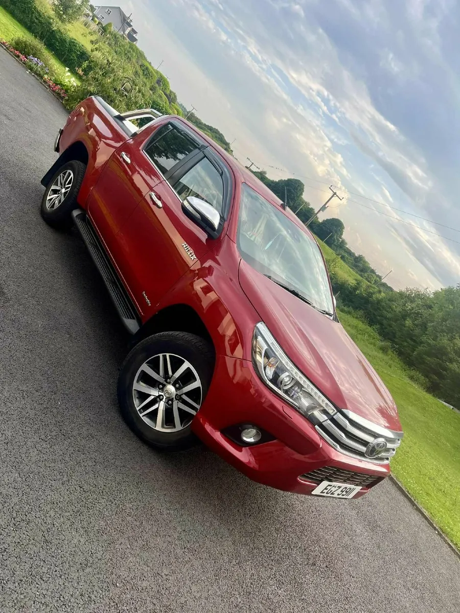 2017 TOYOTA HILUX 2.4 D-4D INVINCIBLE - AUTOMATIC! - Image 2