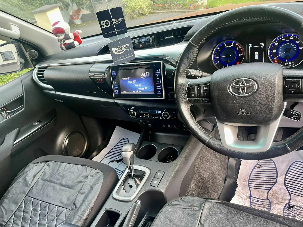 2017 TOYOTA HILUX 2.4 D-4D INVINCIBLE - AUTOMATIC! - Image 4