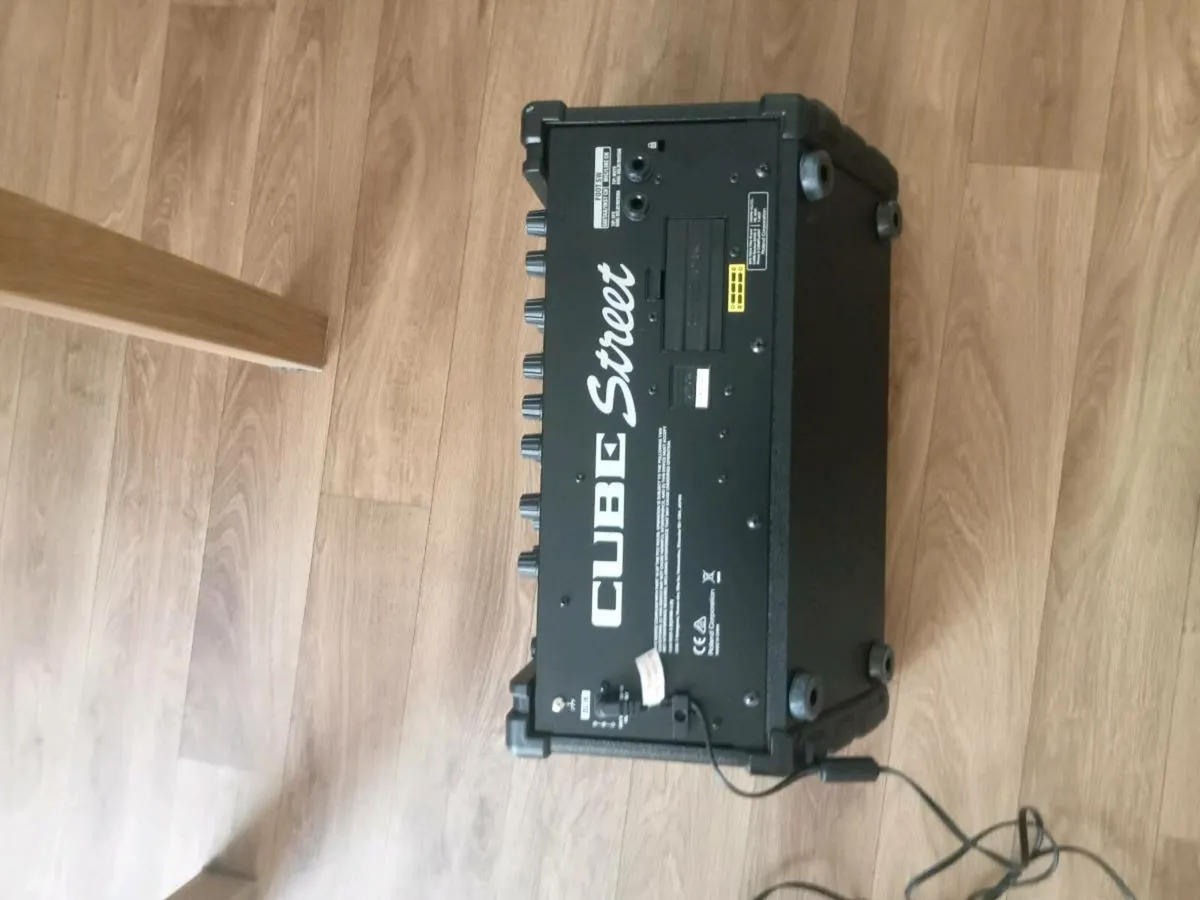 Roland Cube street amp - Image 2