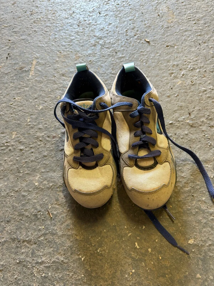 Running track shoes - Image 1