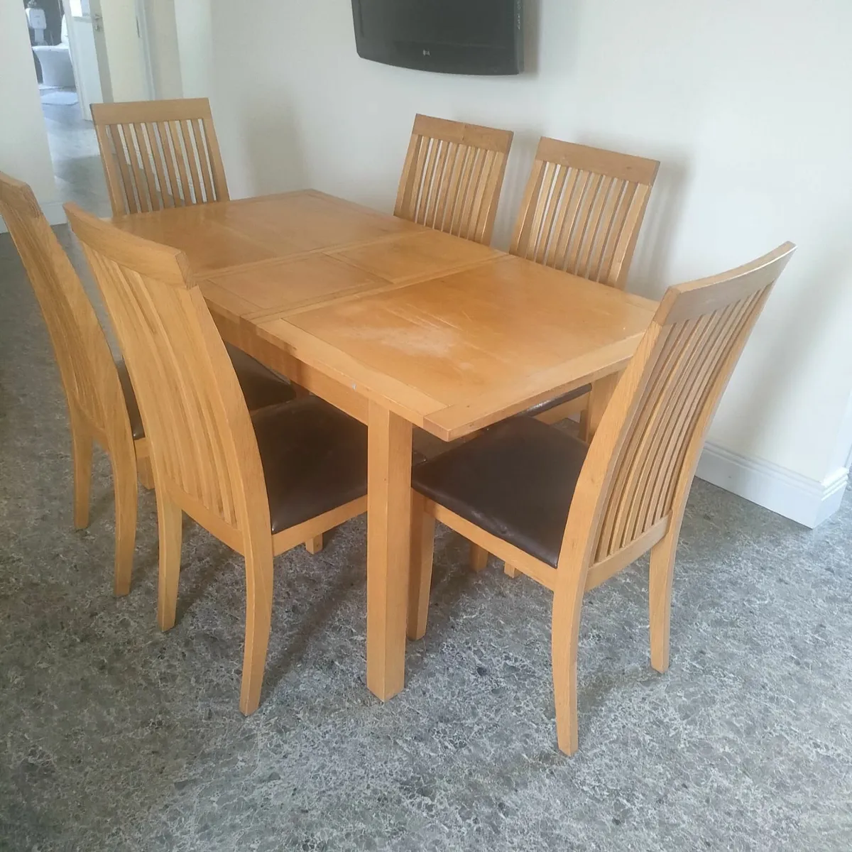 Dining table - Image 1