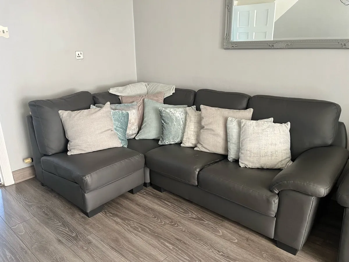 Corner sofa and 2 seater - Image 3