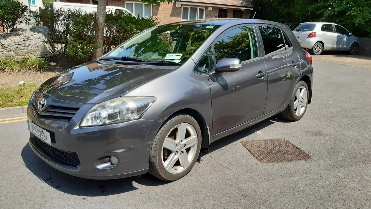 Toyota Auris 2011 - Image 2