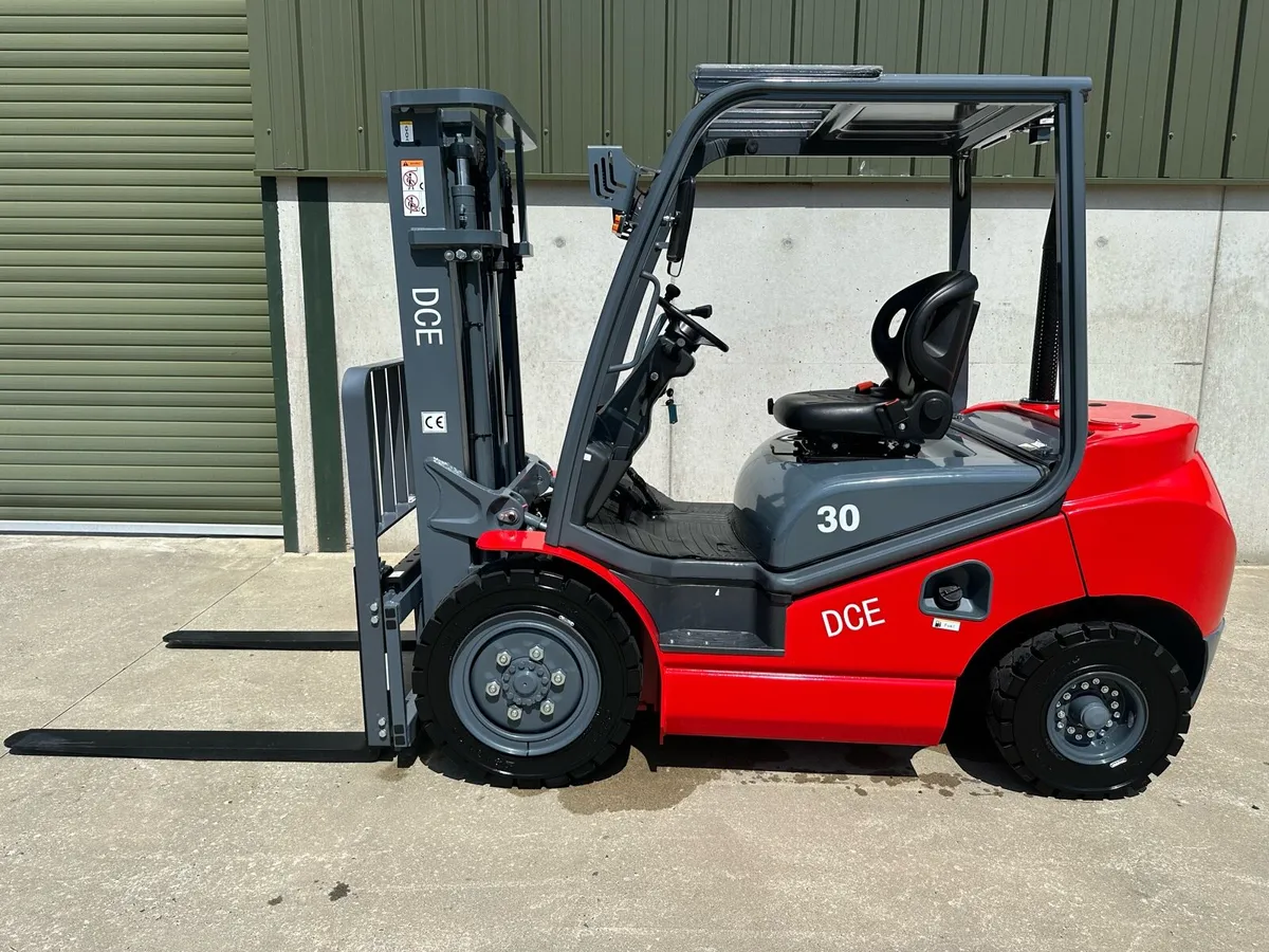 New unused 3 ton DCE forklift - Image 1