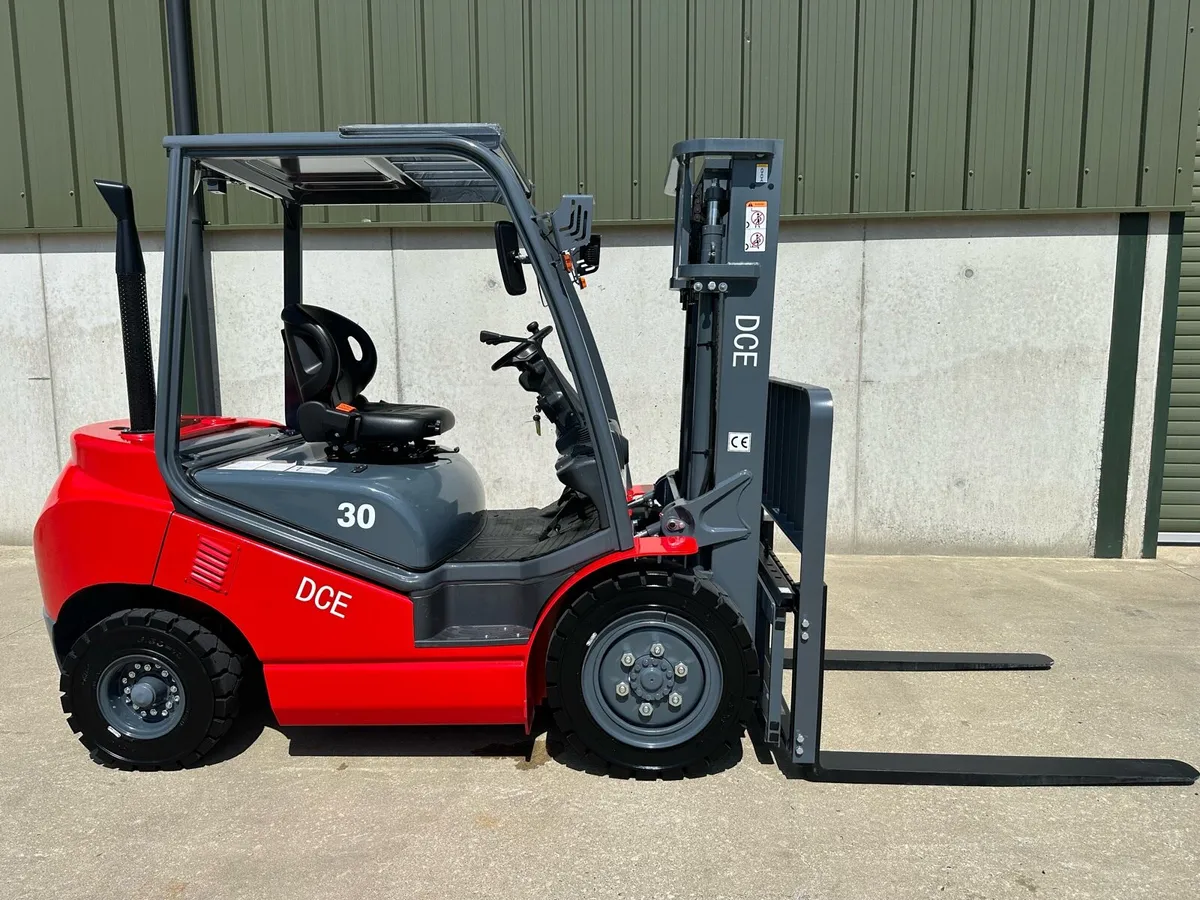 New unused 3 ton DCE forklift - Image 3