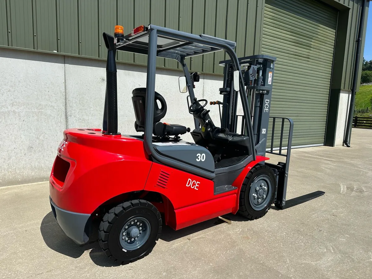 New unused 3 ton DCE forklift - Image 4