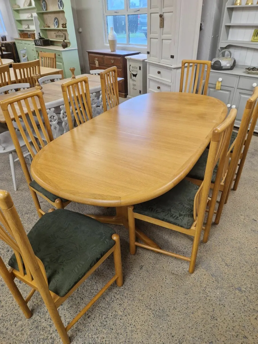 Danish kvist extendable maple table, 8 chairs - Image 1