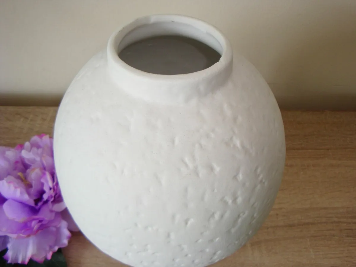 White decorative vase - Image 3