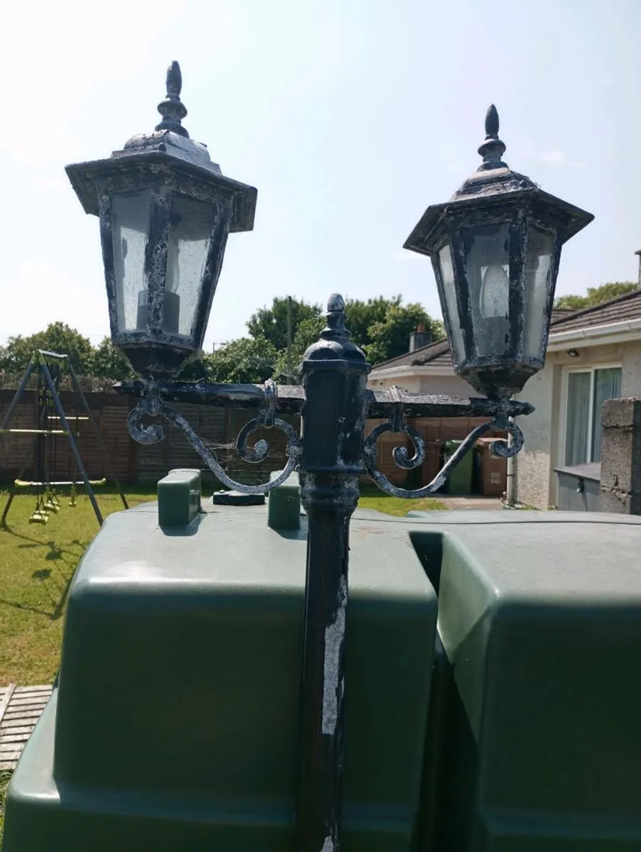 Garden lamp needs paint - Image 1