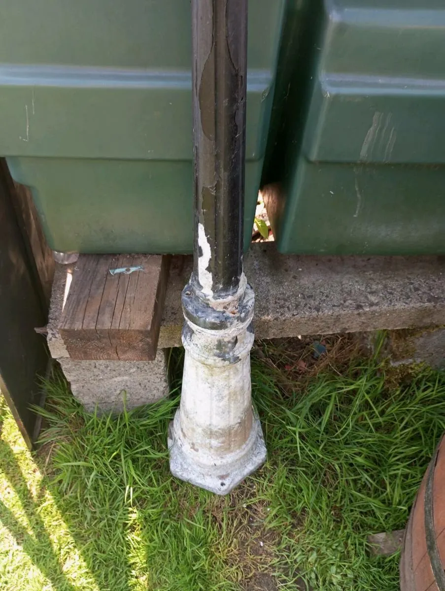 Garden lamp needs paint - Image 3