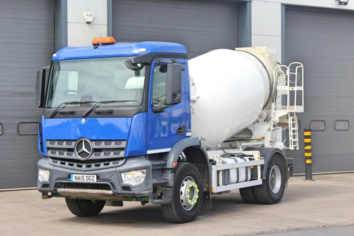 2015 MERCEDES-BENZ 1832 18 TON CONCRETE NIXER - Image 3