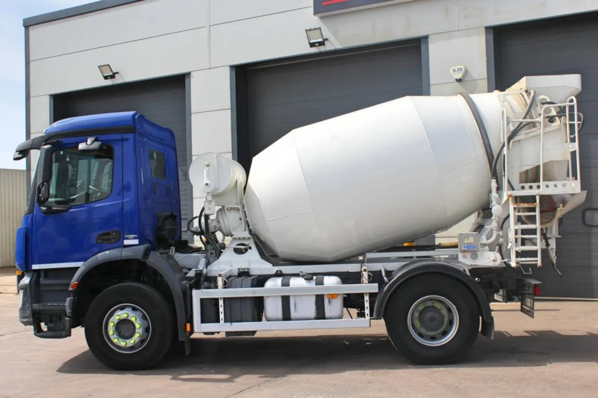 2015 MERCEDES-BENZ 1832 18 TON CONCRETE NIXER - Image 4